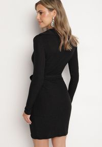 Born2be - Czarna Sukienka o Kopertowym Kroju z Gumką w Talii Paskiem i Metaliczną Nicią Miathriae. Okazja: na co dzień. Kolor: czarny. Materiał: jeans. Typ sukienki: kopertowe. Styl: elegancki, casual #6