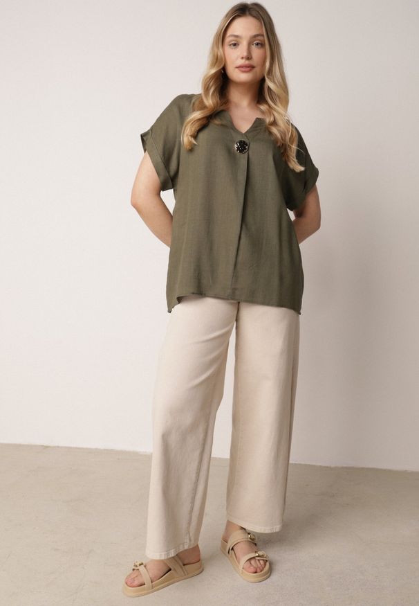 Born2be - Zielona Nietoperzowa Bluzka z Krótkim Rękawem z Lnem i Wiskozą Isirtila. Okazja: do pracy, na co dzień. Kolor: zielony. Materiał: wiskoza, len. Długość rękawa: krótki rękaw. Długość: krótkie. Sezon: lato. Styl: elegancki, klasyczny, casual