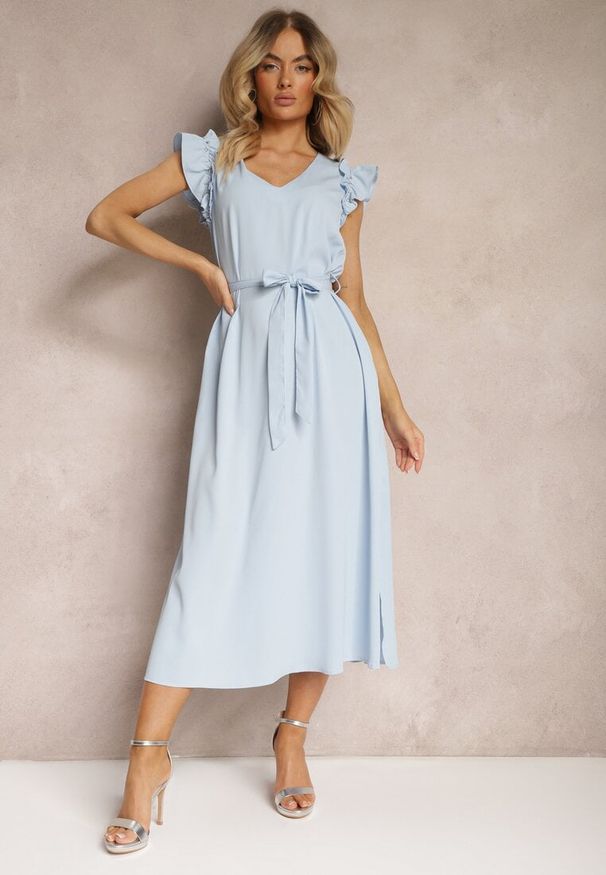 Renee - Niebieska Sukienka z Materiałowym Paskiem Ozdobiona Rozcięciami i Cyrkoniami z Falbanką Holline. Typ kołnierza: kołnierz z falbankami. Kolor: niebieski. Materiał: materiał. Długość rękawa: krótki rękaw. Wzór: aplikacja