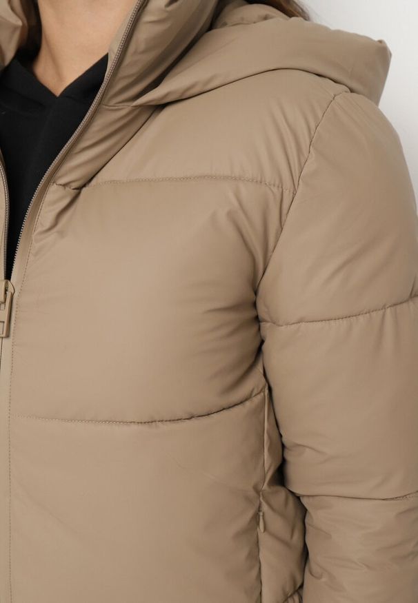 Born2be - Ciemnobeżowa Pikowana Kurtka o Prostym Kroju z Kapturem i Kieszeniami Leolea. Okazja: na spacer, na co dzień. Typ kołnierza: kaptur. Kolor: beżowy. Materiał: jeans. Sezon: zima. Styl: casual