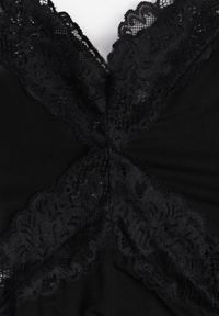Born2be - Czarna Koktajlowa Sukienka z Wiskozy Zdobiona Falbanami Koronką i Wiązaniem Felycia. Okazja: na ślub cywilny, na wesele, na komunię. Kolor: czarny. Materiał: wiskoza, koronka. Wzór: aplikacja, koronka. Styl: wizytowy #2