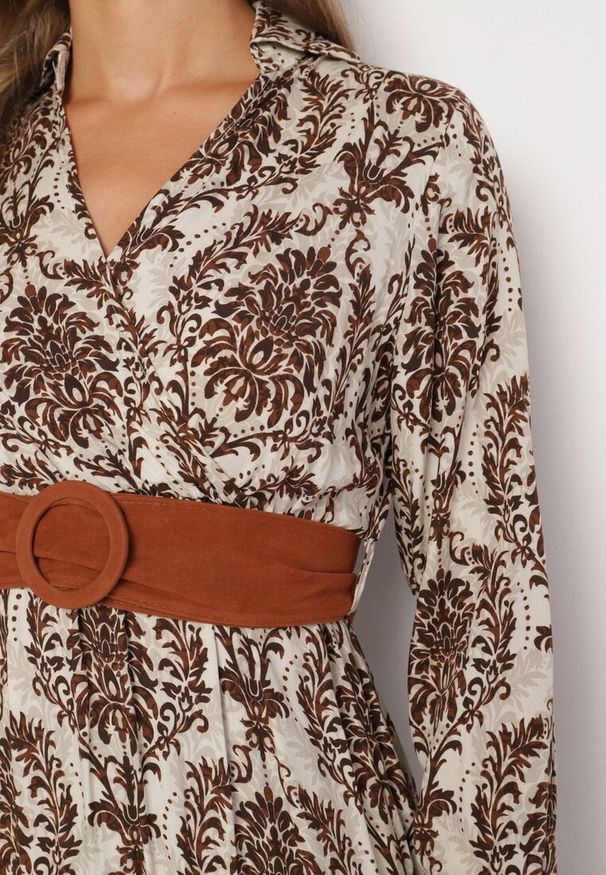 Born2be - Brązowa Wiskozowa Kopertowa Sukienka w Stylu Boho z Materiałowym Paskiem z Klamrą Rinovia. Okazja: na co dzień. Kolor: brązowy. Materiał: wiskoza, materiał. Wzór: aplikacja. Typ sukienki: kopertowe. Styl: boho