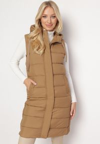 Born2be - Beżowa Długa Pikowana Kamizelka Zapinana na Napy i Suwak Ishtar. Kolor: beżowy. Długość: długie #4