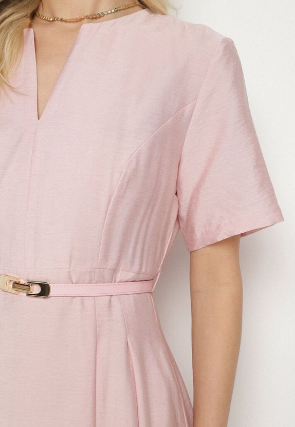 Born2be - Różowa Wiskozowa Sukienka z Lnem o Rozkloszowanym Kroju z Paskiem z Klamerką Linalin. Okazja: na co dzień. Typ kołnierza: dekolt w serek. Kolor: różowy. Materiał: wiskoza, len. Długość rękawa: krótki rękaw. Styl: casual, elegancki, klasyczny