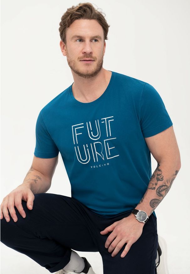Volcano - T-shirt męski o klasycznym kroju T-FUTURE niebieski. Okazja: na co dzień. Kolor: morski, wielokolorowy, niebieski. Materiał: tkanina, bawełna. Długość rękawa: krótki rękaw. Długość: krótkie. Wzór: napisy, aplikacja, nadruk. Styl: klasyczny