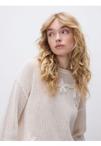 Reserved - Sweter z ozdobną aplikacją - kremowy. Kolor: kremowy. Materiał: bawełna. Wzór: aplikacja #1