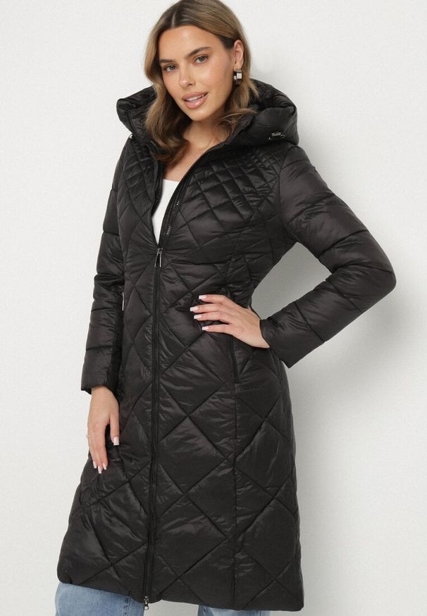 Born2be - Czarna Długa Pikowana Kurtka z Kapturem Sisilara. Okazja: na spacer, na co dzień. Typ kołnierza: kaptur. Kolor: czarny. Długość: długie. Sezon: zima, jesień. Styl: klasyczny, casual, elegancki