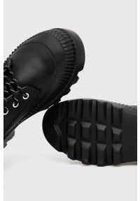 Karl Lagerfeld Kozaki damskie kolor czarny na płaskim obcasie. Nosek buta: okrągły. Zapięcie: sznurówki. Kolor: czarny. Materiał: skóra, guma. Szerokość cholewki: normalna. Obcas: na obcasie. Wysokość obcasa: niski