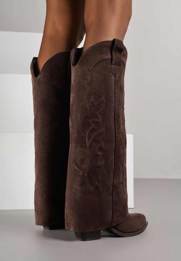 Renee - Brązowe Kozaki Kowbojki na Stożkowym Obcasie z Wywiniętą Cholewką z Haftem Fenassa. Okazja: na co dzień. Kolor: brązowy. Materiał: koronka, zamsz. Szerokość cholewki: normalna. Wzór: haft. Obcas: na obcasie. Styl: casual. Wysokość obcasa: średni