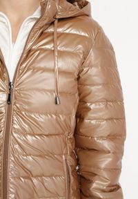 Born2be - Ciemnobeżowa Pikowana Kurtka Metaliczna z Kapturem Slaissa. Okazja: na co dzień. Typ kołnierza: kaptur. Kolor: beżowy. Wzór: aplikacja. Styl: casual #5