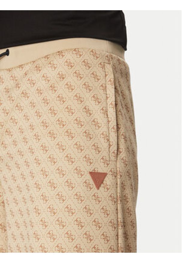 Guess Szorty sportowe Z4YD03 FL04Q Beżowy Regular Fit. Kolor: beżowy. Materiał: bawełna, syntetyk. Styl: sportowy