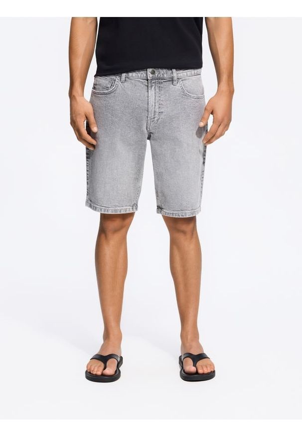 Reserved - Jeansowe szorty slim fit - jasnoszary. Kolor: szary. Materiał: jeans