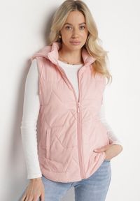 Born2be - Różowa Kamizelka z Geometrycznym Pikowaniem i Kapturem Koridi. Okazja: na co dzień, na spacer. Kolor: różowy. Materiał: jeans. Wzór: geometria. Styl: klasyczny, casual, sportowy #1