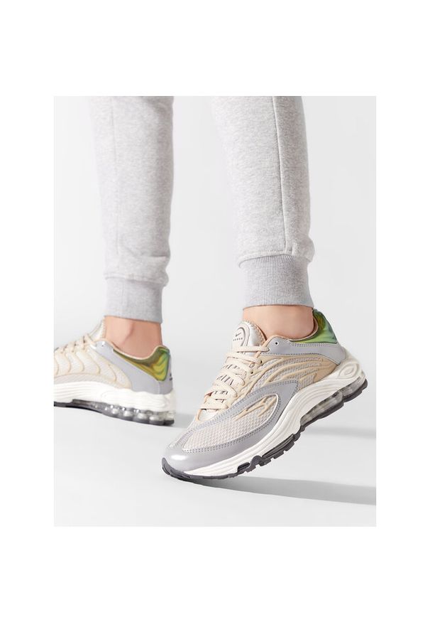 Sneakersy Nike. Kolor: beżowy