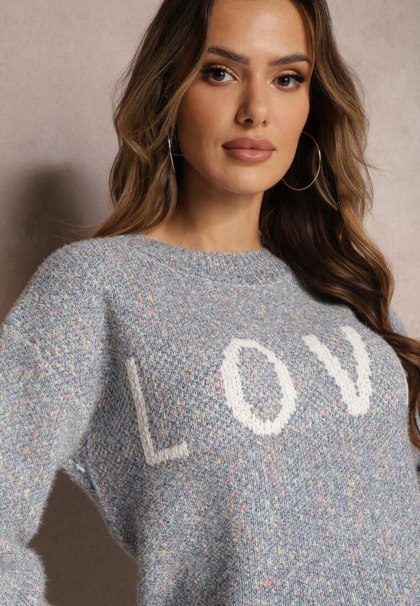 Renee - Granatowy Sweter z Ozdobnym Napisem Wykończony Ściągaczami Minisoji. Kolor: niebieski. Materiał: wiskoza, elastan. Wzór: napisy