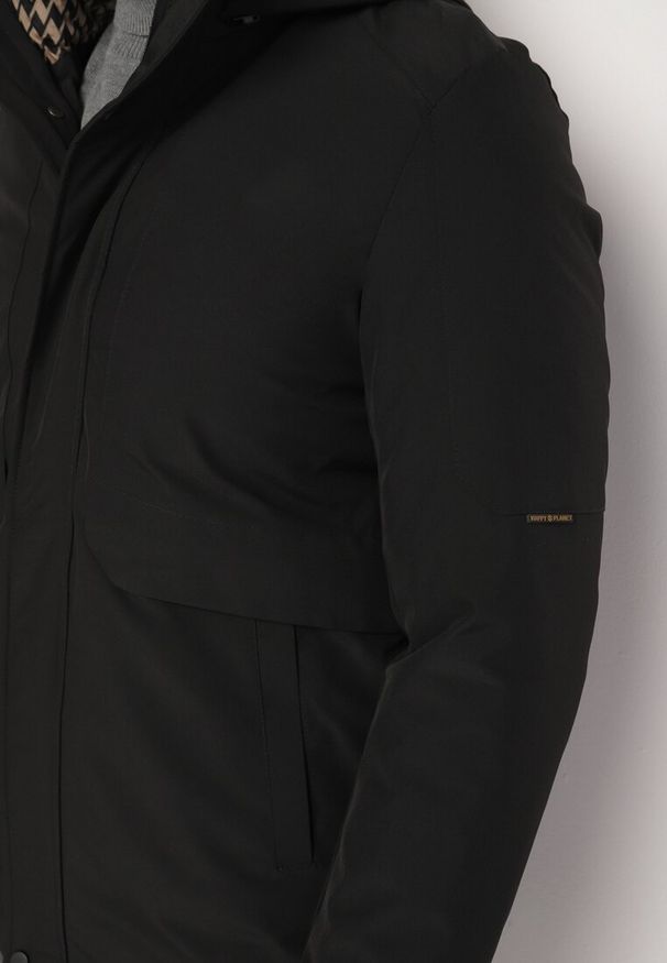 Born2be - Czarna Kurtka o Prostym Kroju z Odpinaną Futrzaną Podszewką i Kapturem Tinarielle. Kolor: czarny. Materiał: futro. Długość rękawa: długi rękaw. Długość: długie. Styl: elegancki