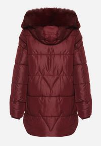 Born2be - Bordowa Pikowana Kurtka o Pudełkowym Kroju z Kapturem z Futerkiem Rearria. Okazja: na co dzień. Typ kołnierza: kaptur. Kolor: czerwony. Materiał: futro. Sezon: zima. Styl: casual, klasyczny #6
