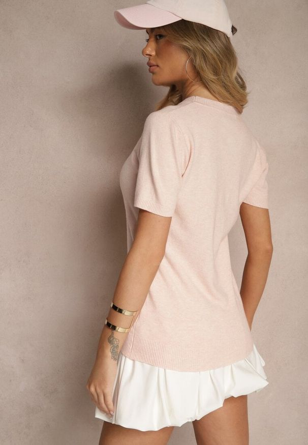 Renee - Jasnoróżowy Sweter Ozdobiony Ściągaczami Sanallia. Okazja: na co dzień. Kolor: różowy. Materiał: jeans. Wzór: aplikacja. Styl: klasyczny, elegancki, casual