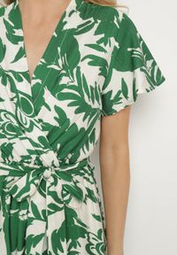 Born2be - Zielona Sukienka z Wiskozy o Kopertowym Kroju z Wiązanym Paskiem Perriana. Okazja: na co dzień. Typ kołnierza: dekolt w kształcie V. Kolor: zielony. Materiał: wiskoza. Długość rękawa: krótki rękaw. Sezon: wiosna, lato. Typ sukienki: kopertowe. Styl: casual, elegancki #2