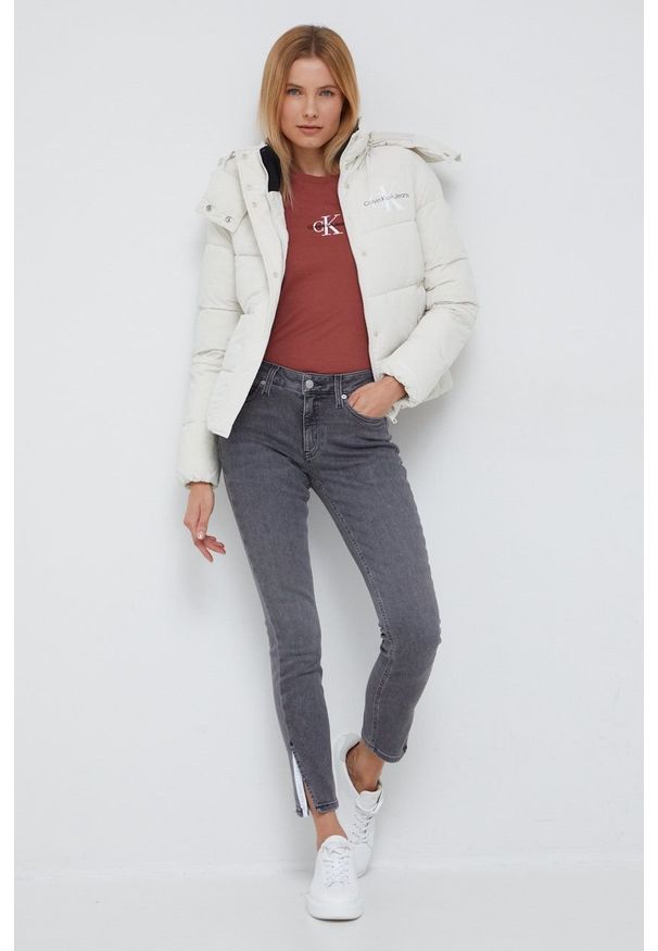 Calvin Klein Jeans kurtka J20J219007.9BYY damska kolor beżowy zimowa. Okazja: na co dzień. Kolor: beżowy. Materiał: poliester, włókno, materiał. Wzór: gładki. Sezon: zima. Styl: casual