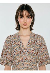 Big-Star - Sukienka damska mini z wiskozy z nadrukiem kremowa Viana 103. Typ kołnierza: kołnierzyk stójkowy. Kolor: kremowy. Materiał: wiskoza. Długość rękawa: krótki rękaw. Wzór: nadruk. Długość: mini #3