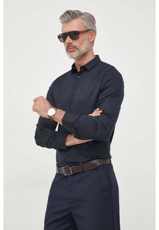 Armani Exchange koszula męska kolor granatowy regular z kołnierzykiem klasycznym. Typ kołnierza: kołnierzyk klasyczny. Kolor: niebieski. Materiał: tkanina, jedwab, materiał, lyocell. Długość rękawa: długi rękaw. Długość: długie. Styl: klasyczny