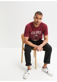 bonprix - T-shirt o kroju regular fit, 2 szt.. Kolor: czerwony. Wzór: nadruk. Styl: sportowy #2