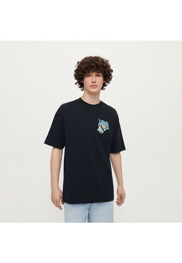 House - Luźna koszulka z nadrukiem z przodu czarna - Czarny. Kolor: czarny. Wzór: nadruk