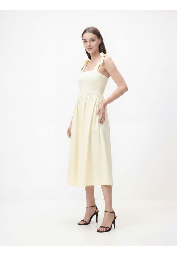 Reserved - Sukienka midi z wiązaniem - jasnożółty. Kolor: żółty. Materiał: tkanina. Długość: midi