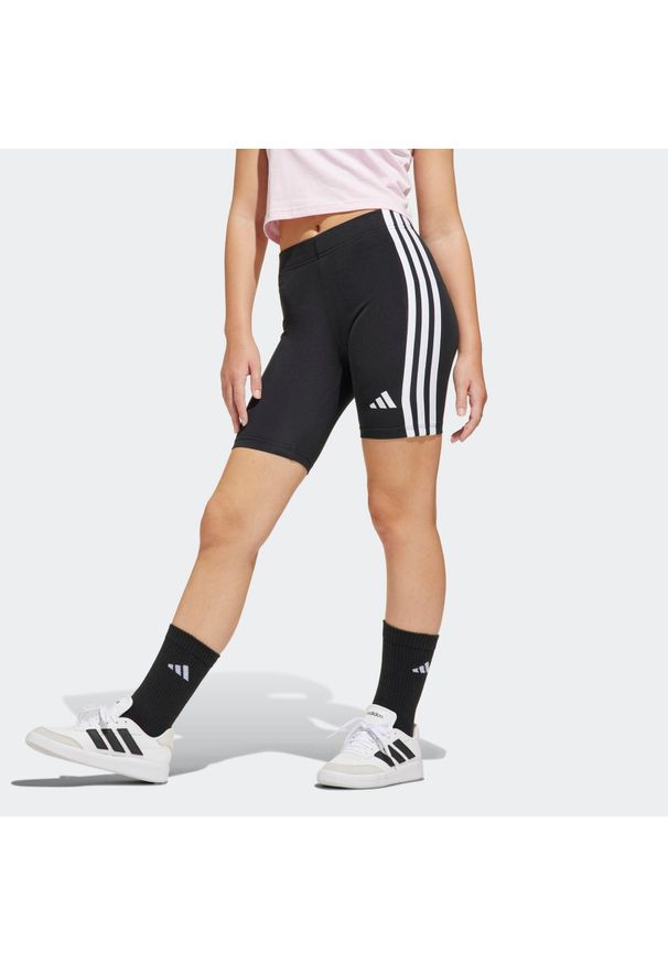 Adidas - Legginsy dziecięce ADIDAS krótkie. Okazja: na uczelnię. Kolor: czarny. Materiał: bawełna, włókno, jersey. Długość: krótkie. Wzór: paski. Styl: sportowy