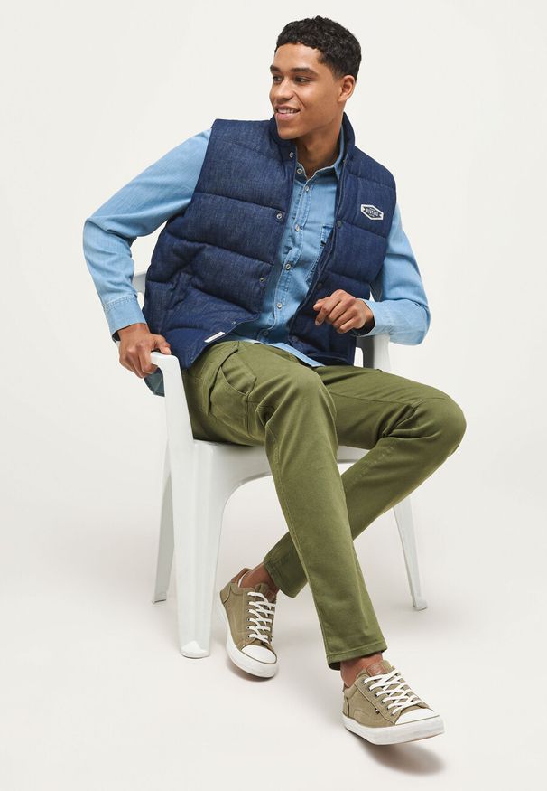 Mustang - MĘSKI BEZRĘKAWNIK MUSTANG Dennis Denim Quilt Denim Blue 1013496 5000 800. Materiał: denim. Długość rękawa: bez rękawów