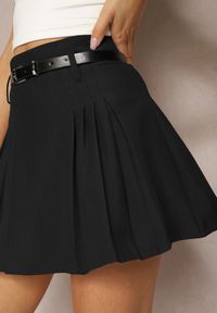 Renee - Czarne Rozkloszowane Spódnico-Spodenki Plisowane High Waist z Paskiem Bastorea. Stan: podwyższony. Kolor: czarny. Materiał: tkanina #5