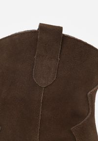 Renee - Ciemnobrązowe Skórzane Botki Kowbojki z Metaliczną Aplikacją na Nosku Saneara. Okazja: na co dzień. Kolor: brązowy. Materiał: skóra. Wzór: aplikacja. Obcas: na obcasie. Styl: casual. Wysokość obcasa: średni #9