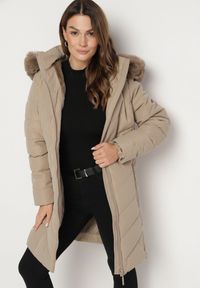 Born2be - Ciemnobeżowa Kurtka Pikowana Długa z Odpinanym FuterkiemRaizelle. Okazja: na co dzień. Kolor: beżowy. Materiał: jeans, futro, wełna. Długość: długie. Styl: klasyczny, elegancki, casual #4