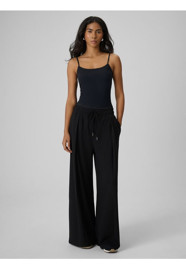 4f - 4F Top slim gładki damski - czarny S. Kolor: czarny. Materiał: dzianina. Długość rękawa: na ramiączkach. Wzór: gładki