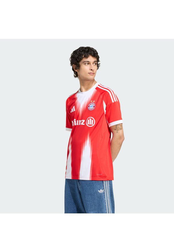 Adidas - Koszulka podstawowa FC Bayern 25/26 (drużyna żeńska). Kolor: czerwony. Sport: piłka nożna