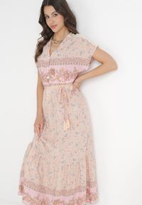 Born2be - Jasnoróżowa Bawełniana Sukienka Maxi z Gumką w Talii i Cienkim Paskiem z Chwostami Kenadi. Kolor: różowy. Materiał: bawełna. Długość rękawa: krótki rękaw. Sezon: wiosna, lato. Typ sukienki: rozkloszowane. Długość: maxi #5