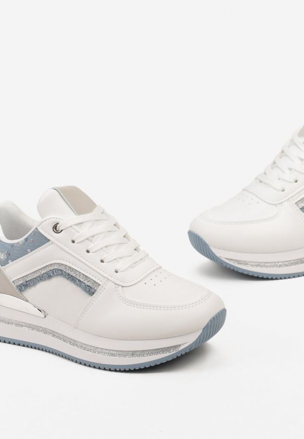 Born2be - Biało-Niebieskie Sneakersy na Podeszwie w Paski Zdobione Brokatem i Cekinami Sellani. Zapięcie: pasek. Kolor: biały. Wzór: aplikacja, paski. Obcas: na obcasie. Wysokość obcasa: niski