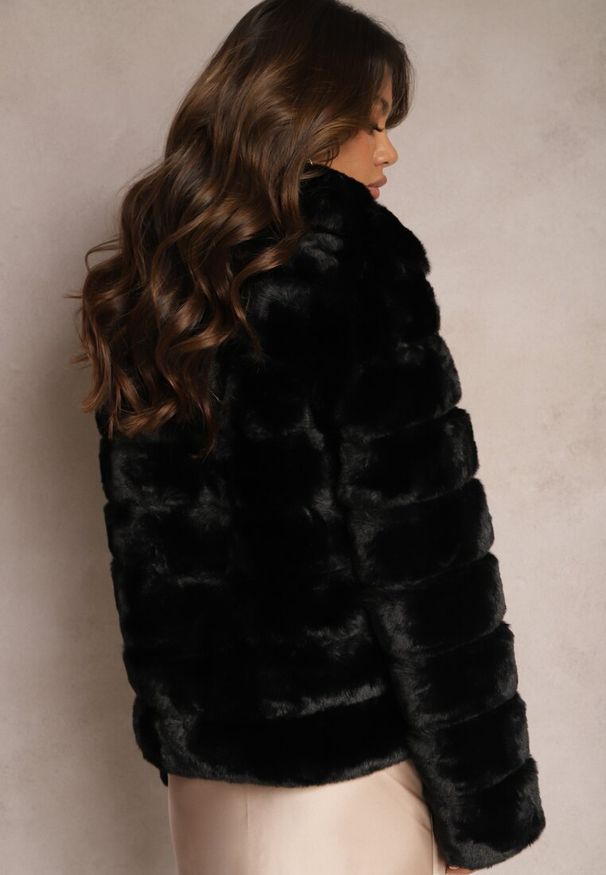 Renee - Czarna Futrzana Kurtka z Wywiniętym Kołnierzem Snaline. Kolor: czarny. Materiał: futro