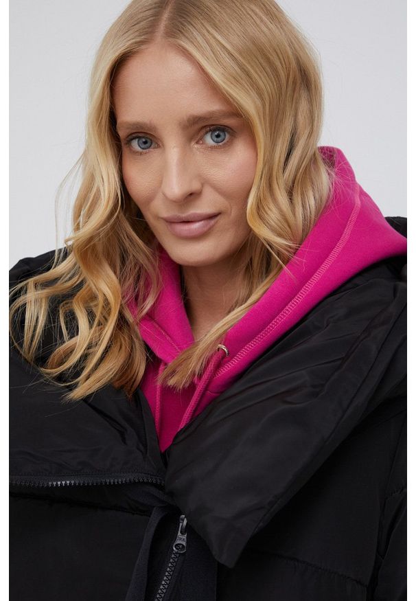 Sisley Kurtka damska kolor czarny zimowa oversize. Typ kołnierza: kaptur. Kolor: czarny. Materiał: poliester. Sezon: zima