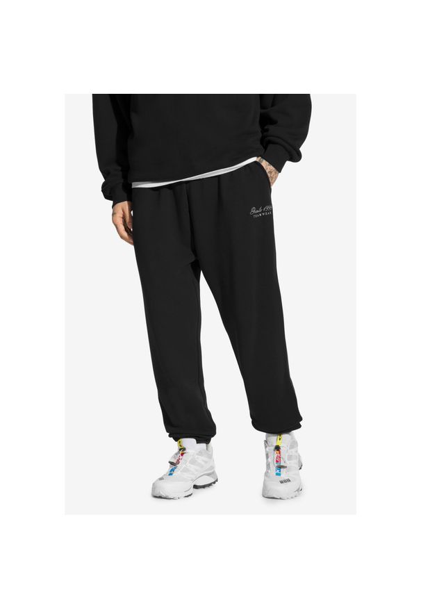 Spodnie dresowe męskie Prosto Football. Kolor: czarny. Materiał: dresówka. Sport: piłka nożna