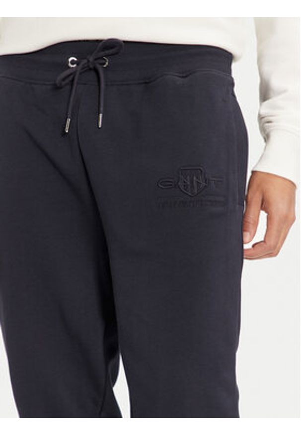 GANT - Gant Spodnie dresowe Tonal Shield 2039023 Granatowy Regular Fit. Kolor: niebieski. Materiał: bawełna