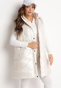 Born2be - Jasnobeżowa Długa Kamizelka Pikowana z Kapturem Agelie. Typ kołnierza: kaptur. Kolor: beżowy. Długość: długie. Wzór: aplikacja #1