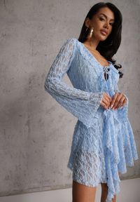 Renee - Niebieska Eteryczna Sukienka z Koronki z Falbankami i Wiązaniem Dianatta. Okazja: na co dzień. Typ kołnierza: kołnierz z falbankami. Kolor: niebieski. Materiał: koronka. Wzór: koronka. Styl: casual, elegancki, boho #1