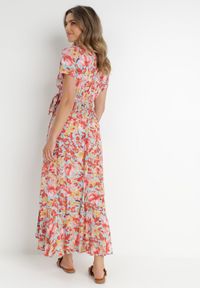 Born2be - Czerwono-Niebieska Sukienka Varila. Kolor: czerwony. Materiał: wiskoza, materiał. Wzór: kwiaty, kolorowy, jednolity. Sezon: lato. Typ sukienki: kopertowe, asymetryczne. Długość: midi #6