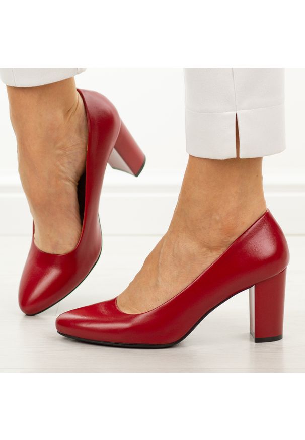 Czerwone czółenka damskie na słupku Sergio Leone Pb131. Okazja: na wesele, na imprezę, na co dzień, na ślub cywilny. Kolor: czerwony. Materiał: skóra. Obcas: na słupku. Styl: casual, klasyczny, elegancki