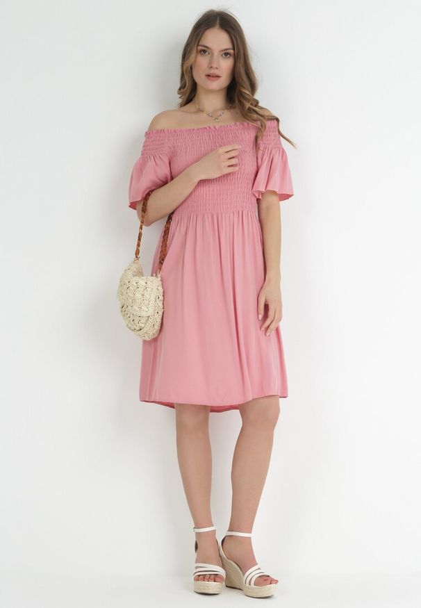 Born2be - Różowa Sukienka Hiszpanka z Wiskozy Rallu. Typ kołnierza: dekolt hiszpanka. Kolor: różowy. Materiał: wiskoza. Styl: wakacyjny
