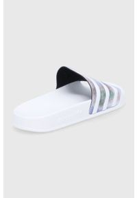adidas Originals Klapki damskie kolor biały. Kolor: biały. Materiał: materiał, guma. Obcas: na obcasie. Wysokość obcasa: niski