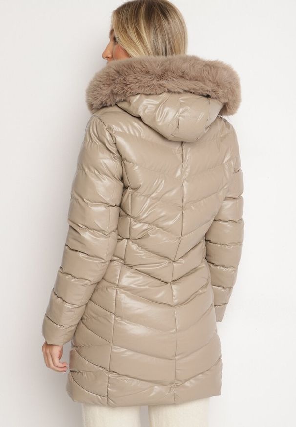 Born2be - Beżowa Długa Pikowana Kurtka z Odpinanym Futerkiem i Sznurkami Rinnarae. Okazja: na co dzień, na spacer. Typ kołnierza: kaptur. Kolor: beżowy. Materiał: futro. Długość: długie. Styl: casual, elegancki