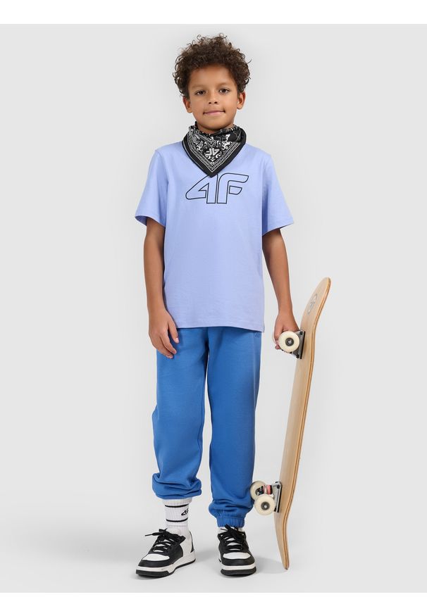 4f - 4F Spodnie dresowe joggery chłopięce - niebieskie 134 (8-9 lat). Okazja: na co dzień, na spacer, na uczelnię. Kolor: niebieski. Materiał: dresówka. Sezon: lato. Styl: casual, sportowy
